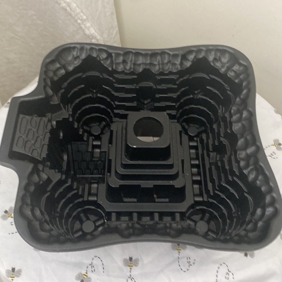 Nordic Ware 10 Cup Castle Bundt Cake Pan - Picture 5 of 5